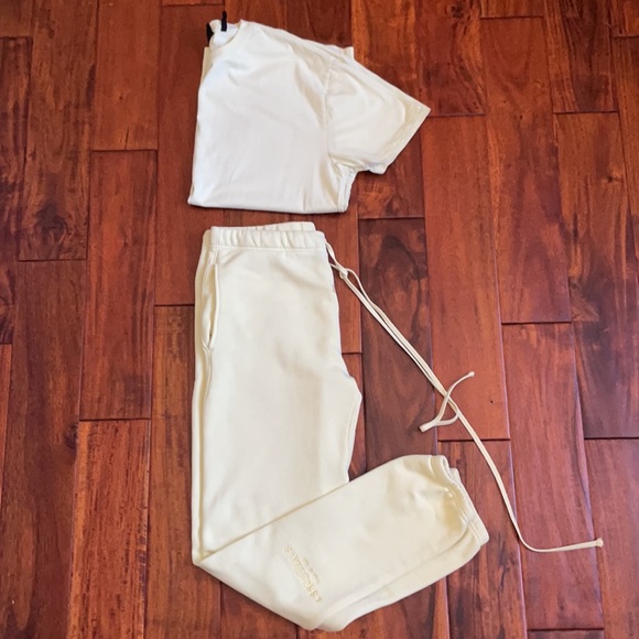 Fear of God Essentials Joggers Tee - Picture 9 of 9